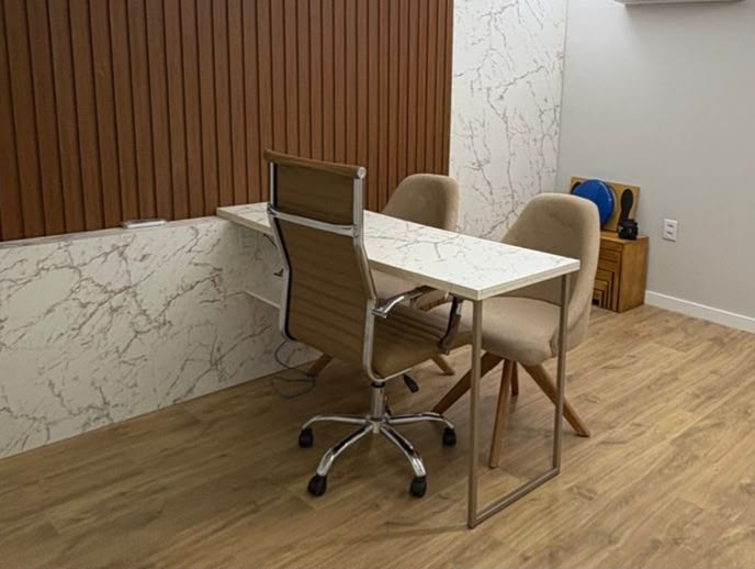 Sala de atendimento informada por Graciana, com mesa e cadeiras para a conversa com os responsáveis